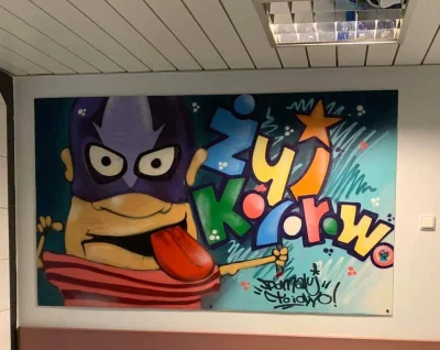 JagniecymFuterkiemWalekPokryty - Kolorowy mural na ścianie w szpitalu dziecięcym. Dob...