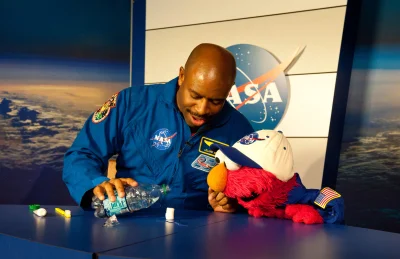Nedved - Leland Devon Melvin i Elmo w trakcie rozmowy o życiu w przestrzeni kosmiczne...