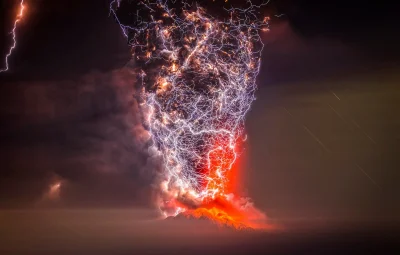 iErdo - Wyładowania atmosferyczne po erupcji wulkanu Calbuco w Chile, wygląda jak wal...