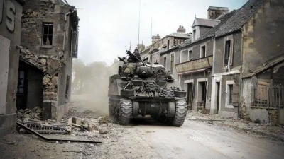 wojna - M4 Sherman z Sherbrooke Fusiliers Regiment przejeżdża przez zniszczone Caen, ...