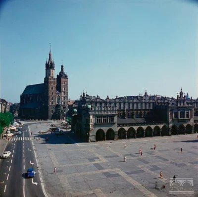 adzik7 - Rynek w Krakowie. Lata 60-te XX wieku.

Rynek zamknięto dla ruchu samochod...