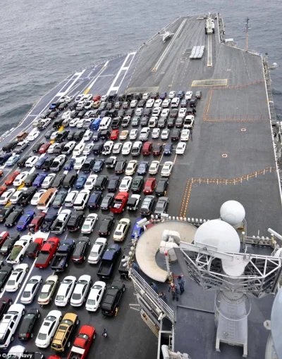 stahs - Na zdjęciu pokład lotniskowca USS Ronald Reagan, na którym przewożone są samo...