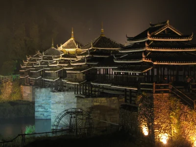 B4loco - Most Chengyang, Chiny.
Majestatycznie wznosząca się budowla pośród szmaragd...