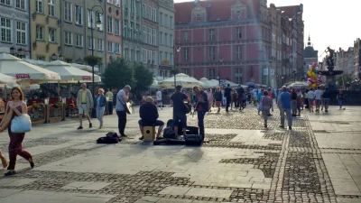 giecek - #gdansk Brawa dla "muzyków" na Długiej, niedługo zajmą całe przejście i będą...