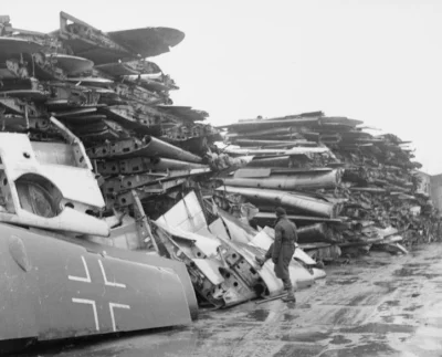 stahs - Odcięte skrzydła niemieckich samolotów w Hanowerze przygotowane do transporty...