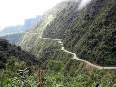 grzesiek23Gda - Droga śmierci w Boliwii ma 65 km długości, 3,2 m szerokości, a różnic...