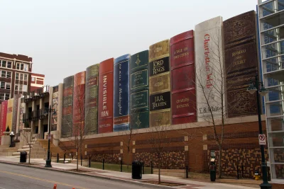 fiziaa - Fasada biblioteki publicznej w Kansas została zbudowana na kształt półki z k...