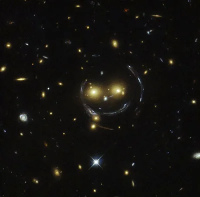 paliakk - Gromady galaktyk SDSS J1038+4849. Z powodu wysokiej masy gromad występuje s...