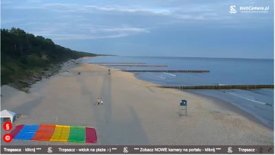 C.....n - Trzęsacz.
Plaża.
Szósta rano.
Słońce już świeci na piasek.
Nikogo, poza...