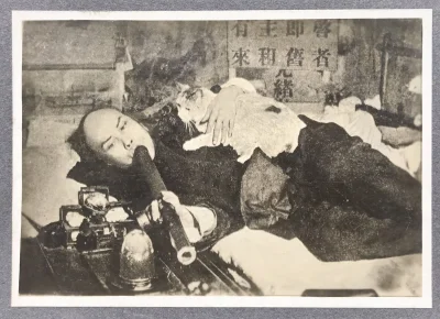 myrmekochoria - Chińczyk pali opium wraz ze swoim kotem, 1905 rok