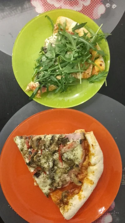 symmetra - Pizze dwie na cienkim coeście dla #rozowypasek: z mozzarellą, pomidorkami,...