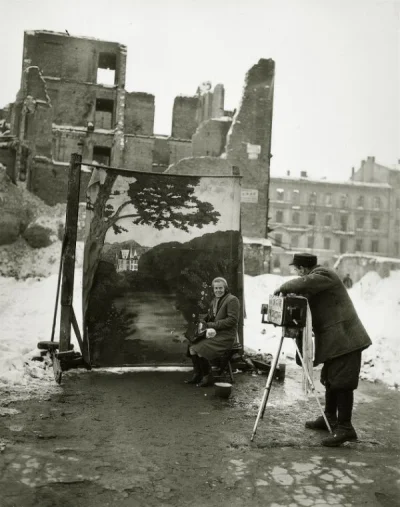 tricolor - Uliczny Fotograf Warszawa 1946 rok.

#starezdjecia #fotohistoria #fotogr...