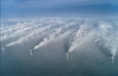 mbe_ - Na tym zdjęciu doskonale widać jak wiatraki produkują i pchają w kierunku lądu...