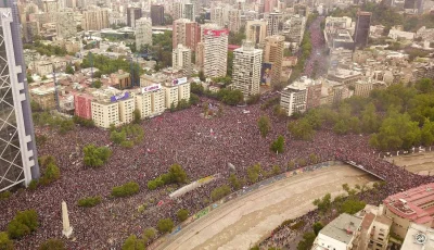 ntdc - Według władz Santiago - ponad milion osób wyszło na ulice stolicy Chile na pią...