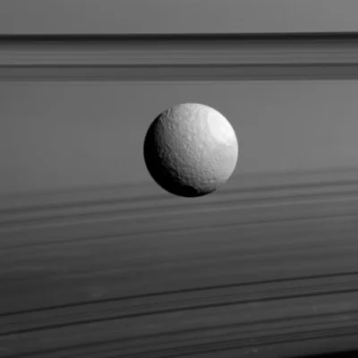 Elthiryel - Tetyda, księżyc Saturna, a za nią pierścienie (w górnej części zdjęcia) i...