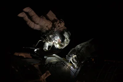 tomek_tr - Astronauci z ISS podczas pracy w "cieniu ziemi"
#astrofoto #kosmos #stacj...