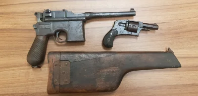 Zwiadowca_Historii - Pistolet Mauser C96 tzw. "Komisarz" i rewolwer "Buldog" przekaza...