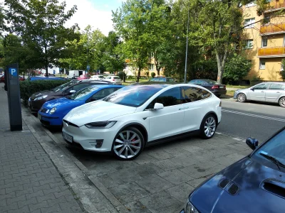 BajerOp - O taki okaz.

#warszawa #samochody #tesla #carspotting