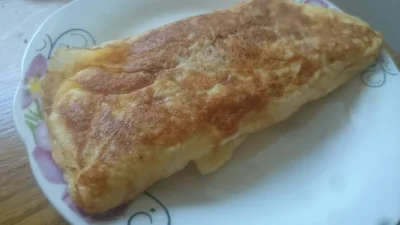 zygfryd0 - Na śniadanie wjechał omlet z serem.
#gotujzwykopem #dziendobry