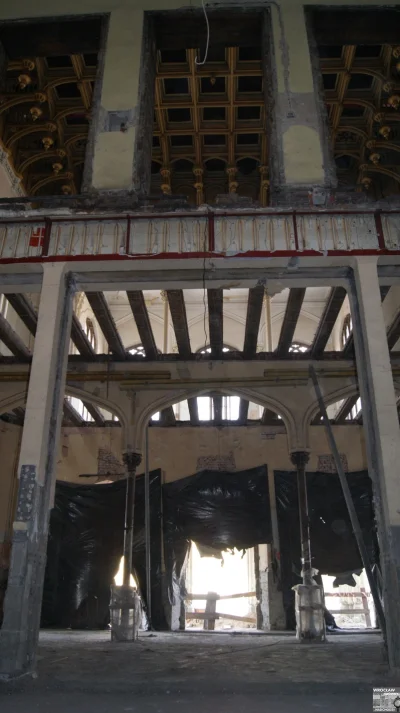 BartlomiejS - Zdemontowany strop pod dawną salą posiedzeń zarządu kolei w budynku głó...