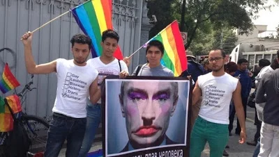 dariusrock - Meksyk przed ambasadą rosyjską protest przeciw homofobii w Rosji http://...