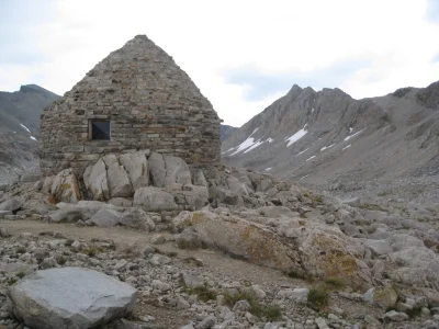 KapitanBezBomby - Muir Trail Hut, wybudowany w 1930 roku, na wysokości 3675 metrów, g...