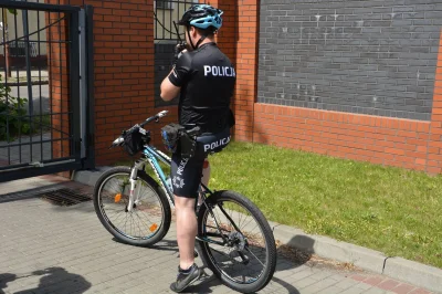 world - Policja wsiadła na rower. Rower na zdjęciu to prawdopodobnie Monteria DRC 0.2...