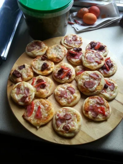 ousiek - mini pizze 

#gotujzwykopem #gotujzmikroblogiem