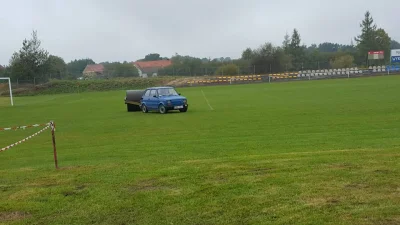 B.....i - Jedziem i walcujem xD 
#stadiony #walec #maluch #fiat126p #heheszki #potrz...