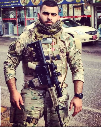 tomski84 - To jest Mo. Jest Kurdem i walczył z ISIS od kiedy miał 16 lat. Nosi flagę ...