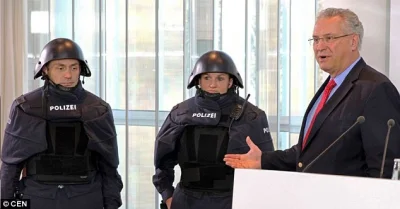 Hetman11 - najnowsze hełmy niemieckiej policji
#heheszki #darthvader #policja ##!$%@...