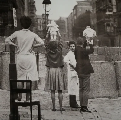maciekawski - Dzieci w podzielonym Berlinie, 1961.



Zdjęcie ukazuje rodziców z Berl...