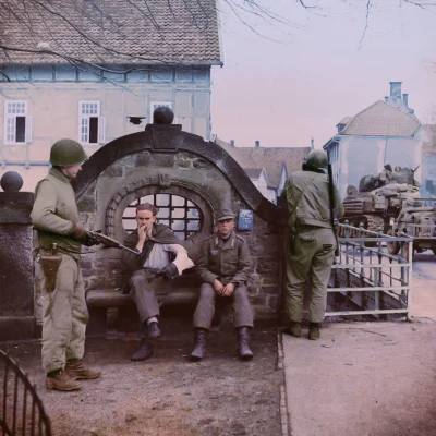 wojna - Dwóch Amerykańskich żołnierzy 2. Dywizji Pancernej pilnuje niemieckich więźni...