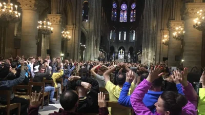 mybeer - 2017, Paryż, turyści w katedrze Notre Dame po ataku na policjanta w pobliżu....