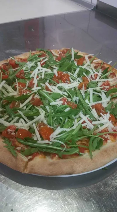 arekdomek - #pizza #pizzaportal ...a takie robią u mnie pizze w lokalnej włoskiej piz...