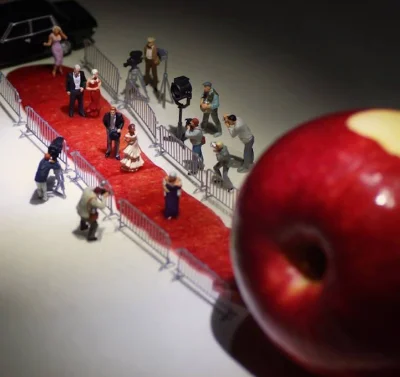 dlugi87 - Uroczysta premiera nowego Apple'a :)
#art #sztuka #humorobrazkowy