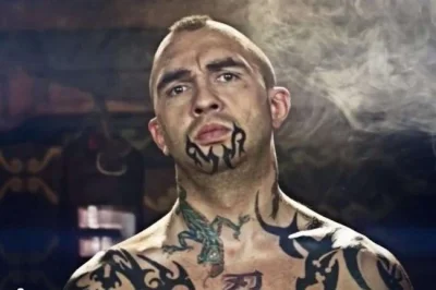 vlodar - Czy tylko ja widzę fallusy na jego twarzy? ( ͡º ͜ʖ͡º)



#mma #ksw #tatuaze ...
