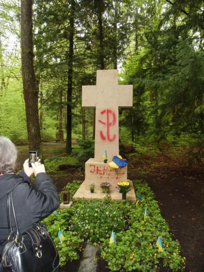 woodywoodpecker - Kolejna dewastacja grobu Stepana Bandery
#ukraina #historia #4kons...