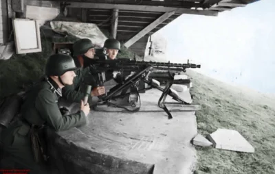wojna - "Rajd na Dieppe"

Niemiecka załoga karabinu maszynowego MG-42 obsadza stanowi...