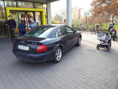 chemik_kieszyk - A przed biedro parkuję tak! Szkoda, że do środka nie mógł wjechać ( ...