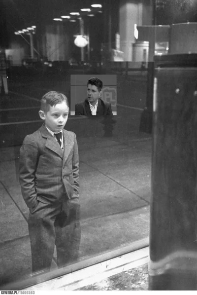 trebeter - Rok 1948
Przez szybę w sklepie chłopiec ogląda wystąpienie Ryszarda Petru...