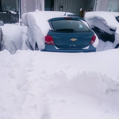 moniash - @Taco_Polaco: Islandia, 2 metrowy wał śniegu za autem w wysokości dużo powy...
