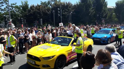 Budo - #autobudo speszal edyszyn LGBT :D 
W moim mieście jest właśnie parada równośc...