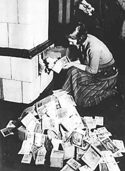 C.....o - Niemka pali w piecu pieniędzmi, Niemcy rok 1920. W rekordowym momencie 1 do...