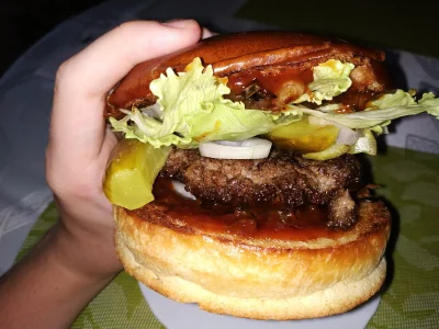 Osiedlowydiler - Dzisiaj domowy burger. Wołowina, podwójny bekon, sosy bull's eye (sm...