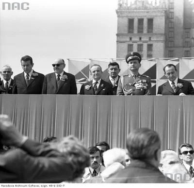 nexiplexi - Pochód 1 Maja [1973] w Warszawie
Na trybunie honorowej od prawej stoją: ...