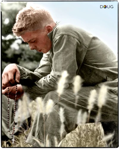 wojna - Młody marines znajduje chwilę ciszy i samotności aby zanieść modlitwę o swoje...