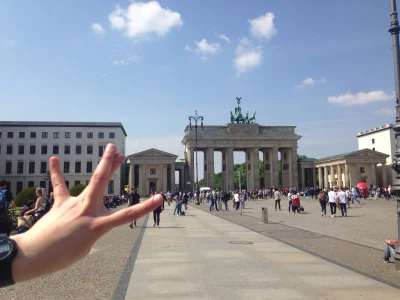 Sihill_pl - Dzień dobry #berlin!
@maciejkiner podobała się brama? ( ͡° ͜ʖ ͡°) 
SPOILE...