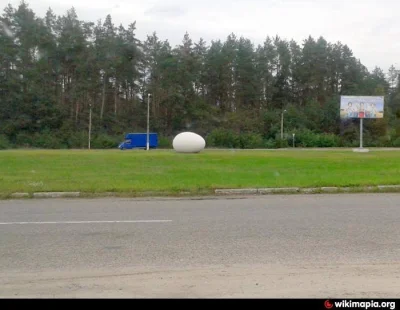 wojtasu - Ogromne jajo, jako symbol odradzającej się Strefy Czarnobylskiej stoi na śr...