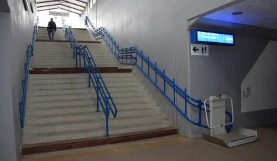 Mesk - @Kulek1981: U nas też montują do schodów specjalne windy dla niepełnosprawnych...